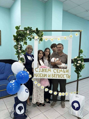 Уфимский филиал «СОГАЗ-Мед» поздравил многодетную семью в День семьи, любви и верности в городе Ишимбай, новости, пресс-релизы, статьи, «СОГАЗ-Мед», омс